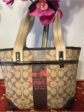 Coach Beige and Brown Signature Canvas Tote with Coral Logo en buen estado